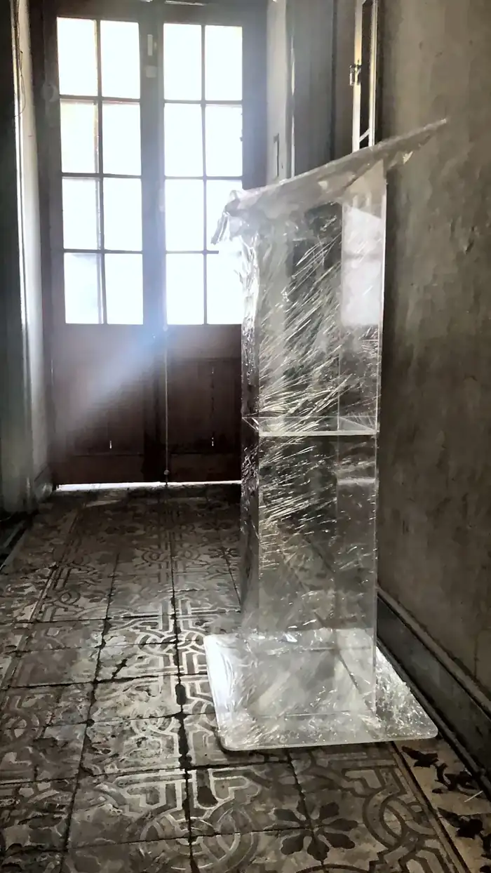 Atril de acrílico transparente en pasillo