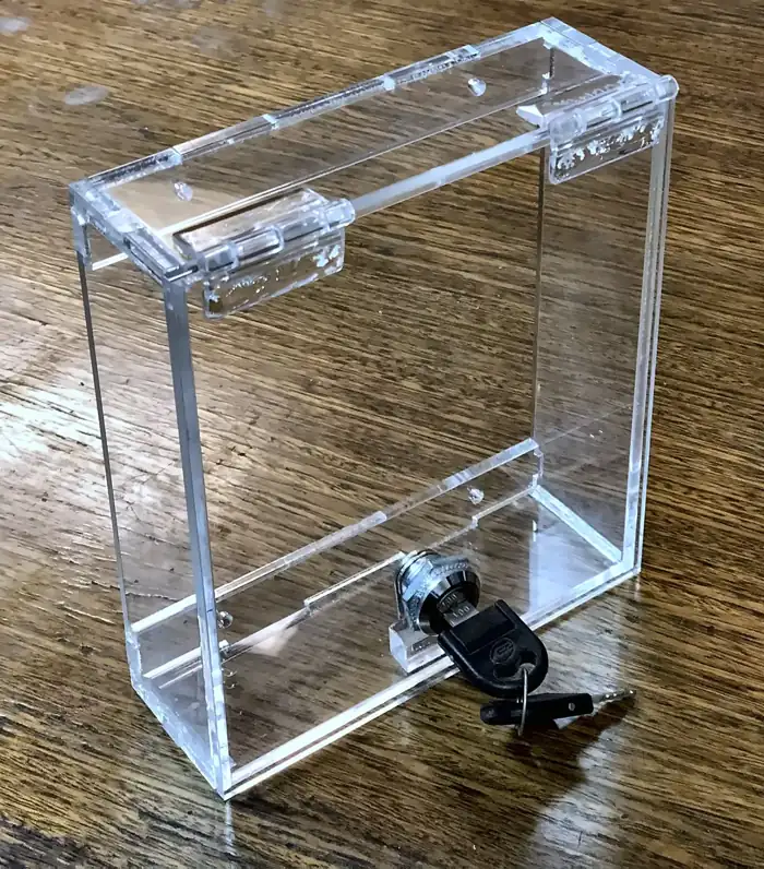 Caja de acrílico transparente con llave y bisagras