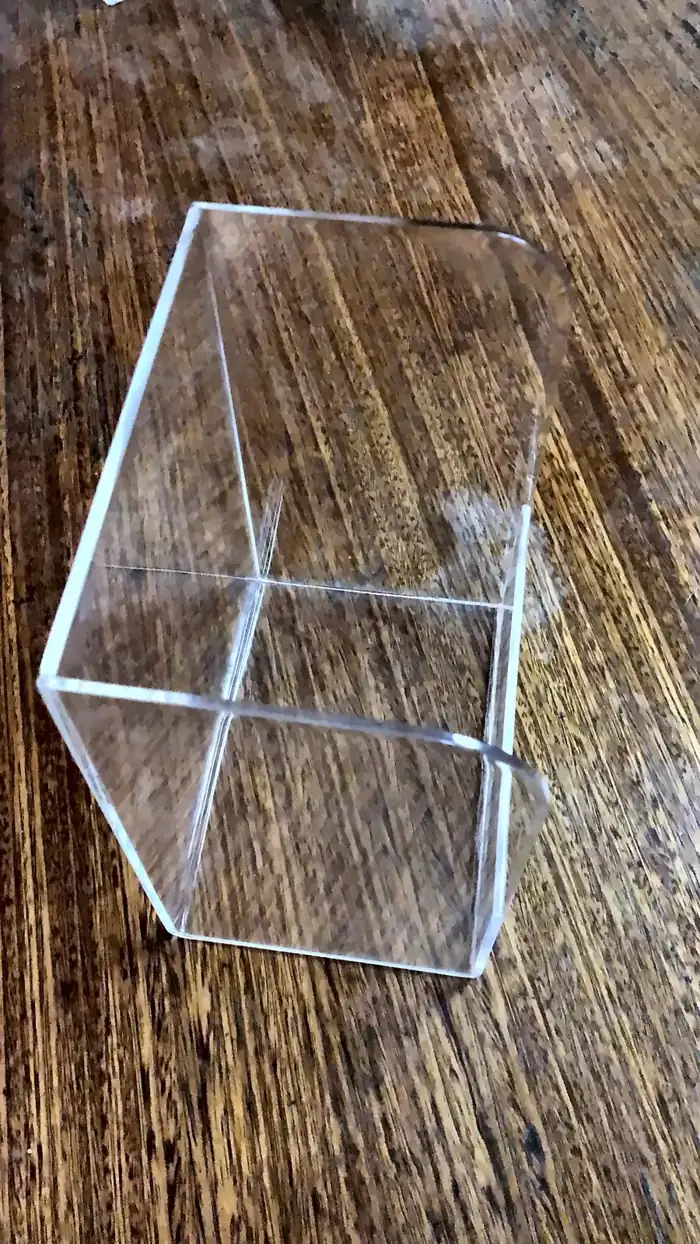 Caja de acrílico transparente con división
