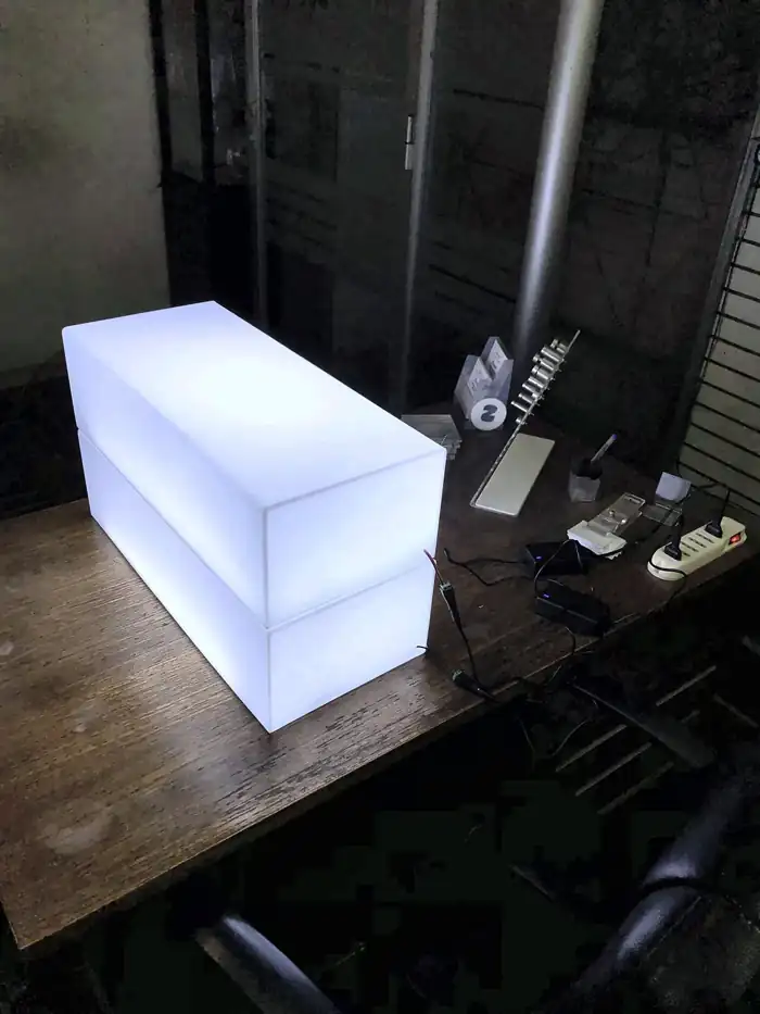 Caja de luz de acrílico en uso