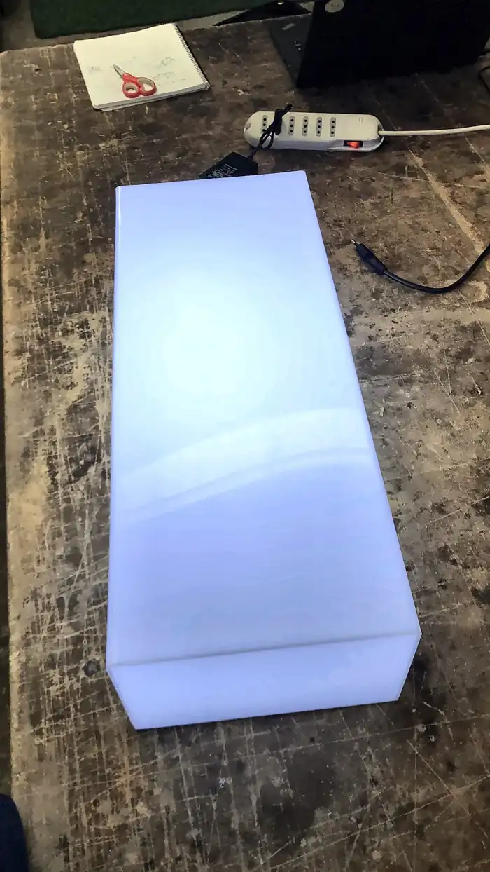 Caja luminosa de acrílico blanco encendida