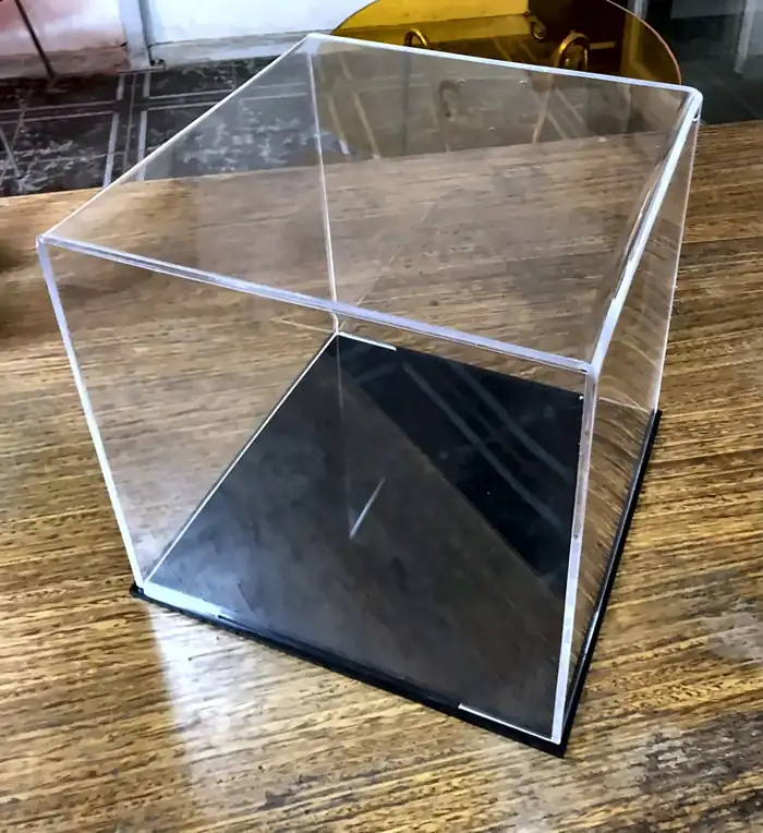 Cubo vitrina de acrílico transparente con base negra