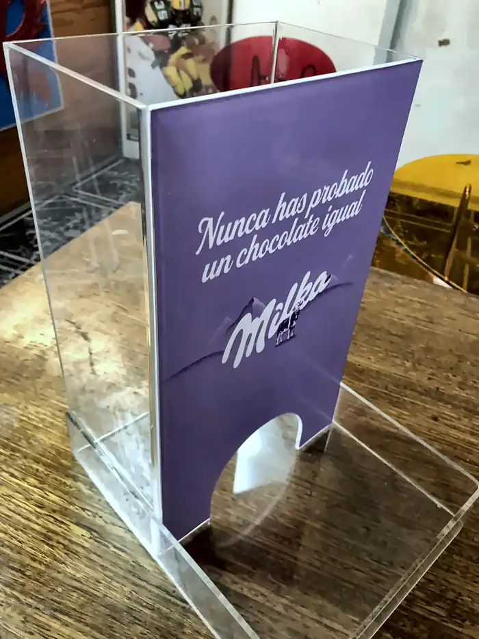 Exhibidor de acrílico Milka visto de lado