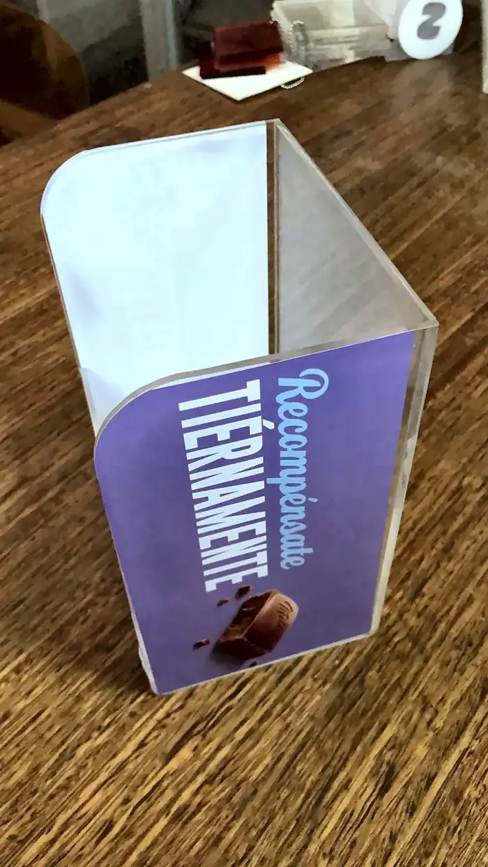 Exhibidor de mesón en acrílico con gráfica Milka Recompénsate Tiernamente
