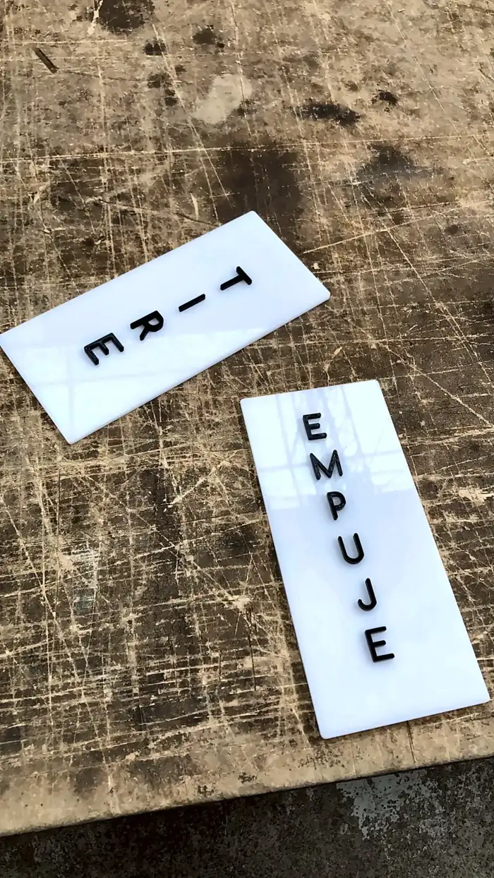 Letreros de puerta en acrílico blanco tire y empuje