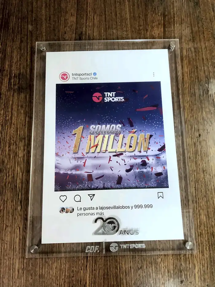Marco de acrílico con gráfica impresa para TNT Sports