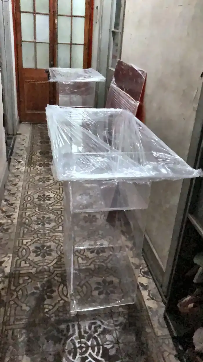 Mesón de acrílico transparente embalado