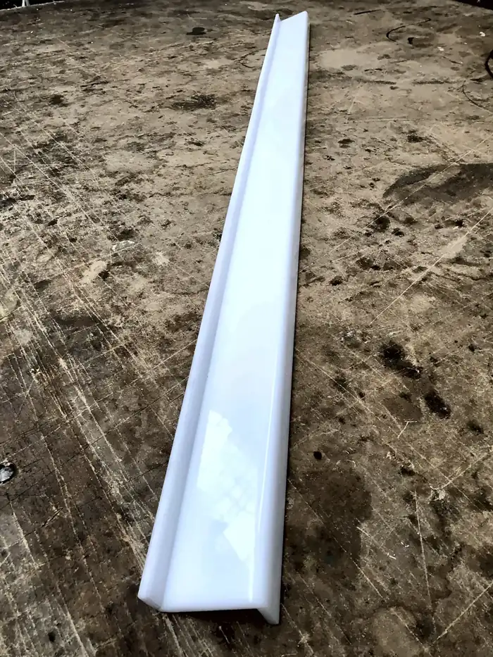Perfil de acrílico blanco con cantos pulidos