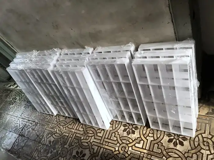 Piezas de acrílico blanco caladas en serie