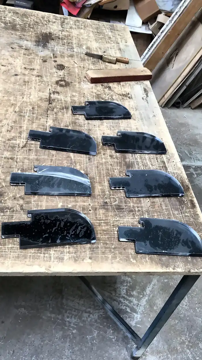 Piezas de acrílico negro cortadas con láser
