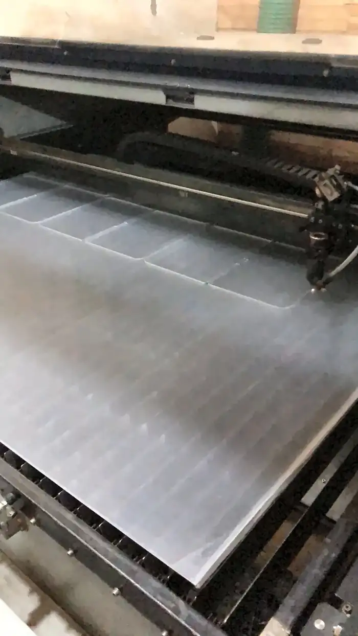 Plancha de acrílico sobre la mesa de la máquina láser