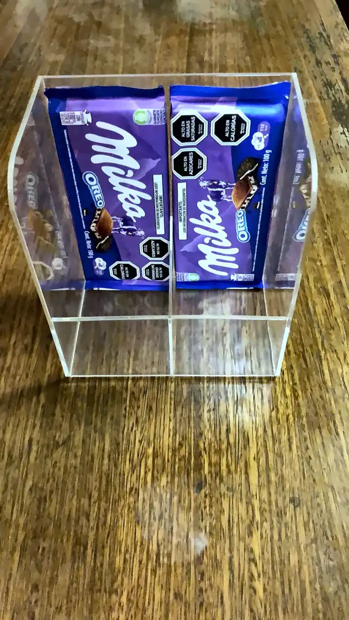 Portaproducto de acrílico transparente con barras de chocolate Milka