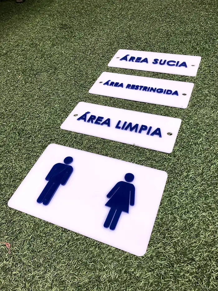 Señalética de acrílico blanco: área limpia, área sucia y baños