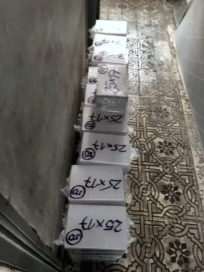 Series de piezas de acrílico blanco apiladas y listas para despacho