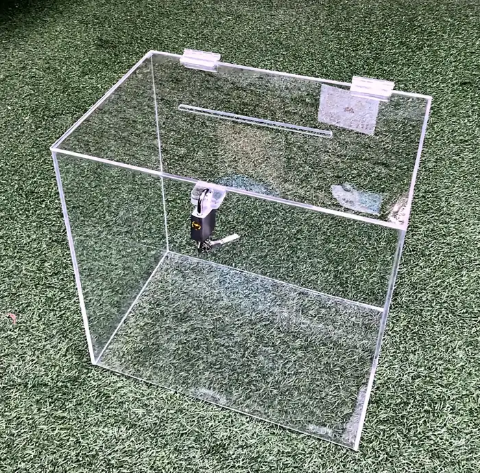 Urna de acrílico transparente con tapa y cerradura